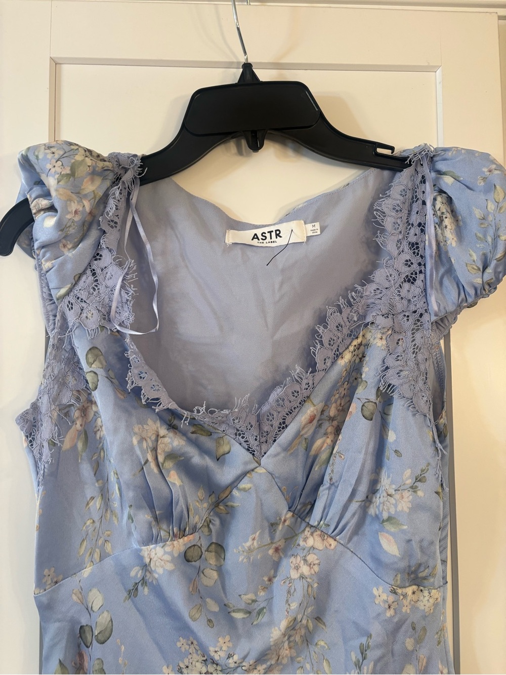 new Astr the label Makaela Puff Sleeve Floral Satin Midi Dress blue floral print - Picture 6 of 9